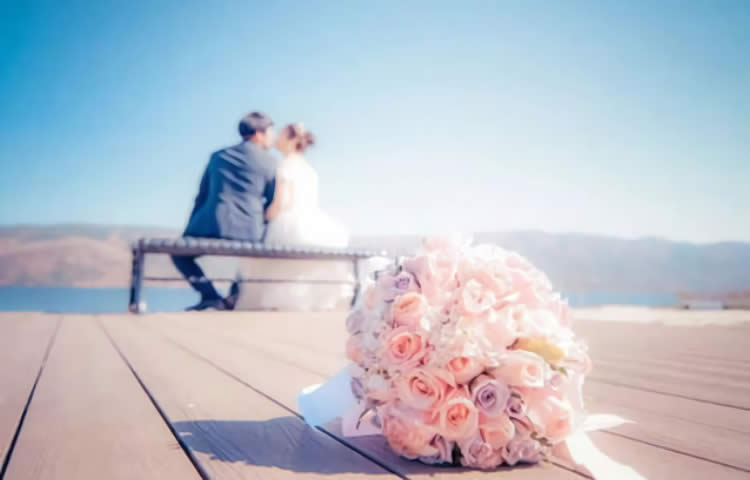 香港登記結(jié)婚后如果要在內(nèi)地的房產(chǎn)證上加上配偶名字怎么辦理公證手續(xù)呢？