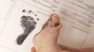 父母離婚了，辦理小孩的香港出生紙公證可以只提供母親的資料做親子關(guān)系證明書用于深圳讀書嗎？