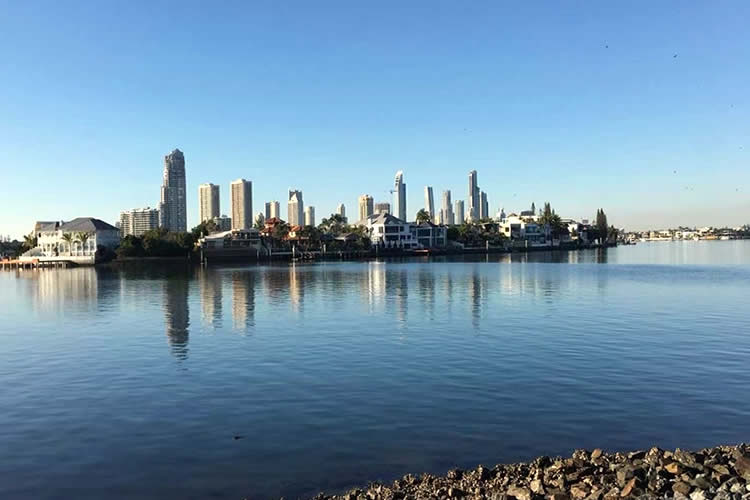 要在內(nèi)地給未成年子女辦理監(jiān)護(hù)人公證怎么證明現(xiàn)在的香港身份和原內(nèi)地身份是同一個(gè)人呢？