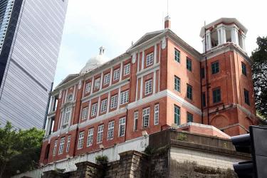 香港人要在英國結(jié)婚怎么辦理中國出生公證呢？