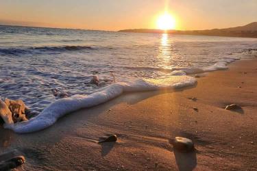 我和老公是香港人，現(xiàn)要在上海買房需要香港律師公證我們的結(jié)婚證并加蓋轉(zhuǎn)遞章，要如何辦理呢？