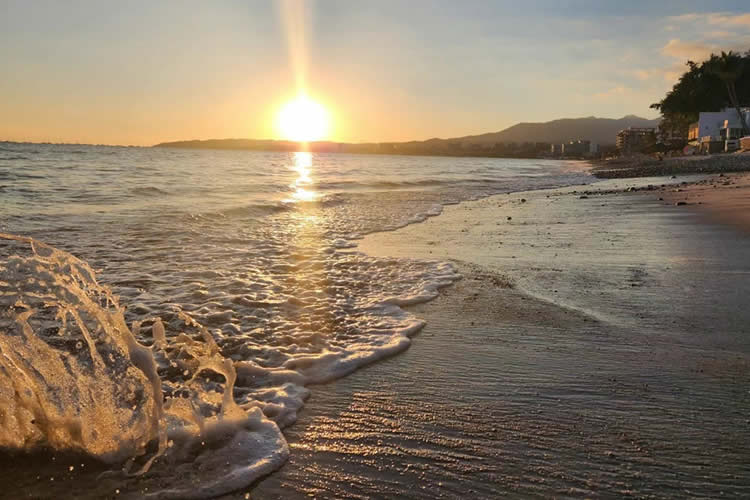 內(nèi)地出生后跟隨父母移居香港，現(xiàn)要怎么辦理出生公證認(rèn)證用于在香港承辦遺產(chǎn)之用呢？