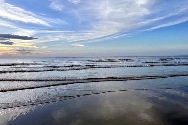 香港人和內(nèi)地人婚后在香港所生子女現(xiàn)要在深圳上學(xué)怎么辦理香港出生紙公證？