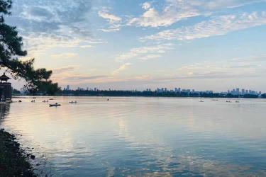 小孩香港出生后又改了名字要怎么做公證用于內(nèi)地房產(chǎn)過戶呢？